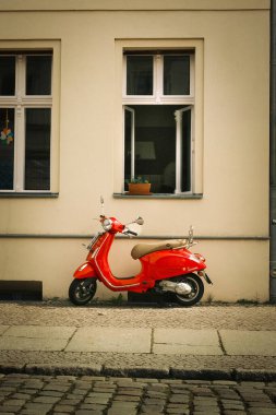 Berlin, Almanya 'da pencerenin altındaki kırmızı Vespa