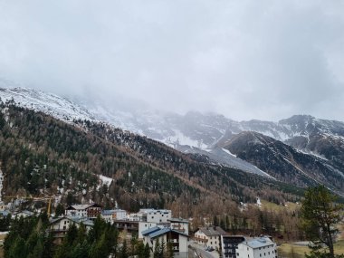 İtalya 'nın Sulden kentindeki güzel karla kaplı köyün tepeden görünen manzarası.