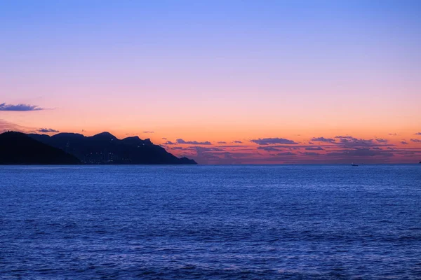 Eine Schöne Aufnahme Eines Leuchtend Orangen Sonnenuntergangs Über Einem Meer — Stockfoto