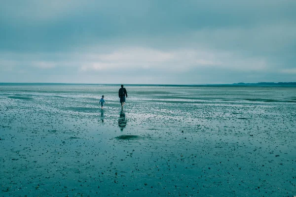 Muž Synem Kráčející Písčité Pláži Dánsku Romo — Stock fotografie