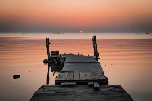Old Wooden Dock Sunset Reddish Sky Reflecting Water — Stock Photo, Image