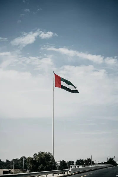 Krásný Záběr Vlajky Spojených Arabských Emirátů Visící Bílém Pilíři Mezi — Stock fotografie
