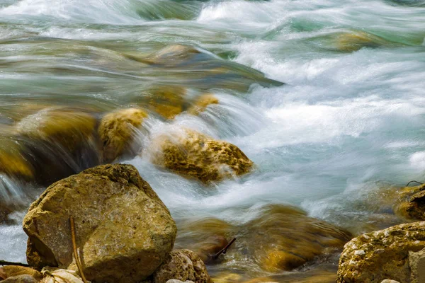 Deredeki Kayalar Pürüzsüz Suyla — Stok fotoğraf