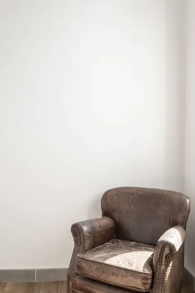 Вертикальный Снимок Коричневого Кожаного Кресла Углу Комнаты — стоковое фото
