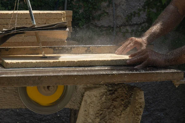 Primer Plano Una Mano Aserrando Troncos Tablas —  Fotos de Stock