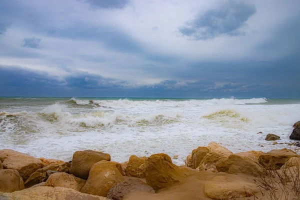 Dech Beroucí Pohled Vlny Narážející Skalnatý Břeh Modrém Oblačném Pozadí — Stock fotografie