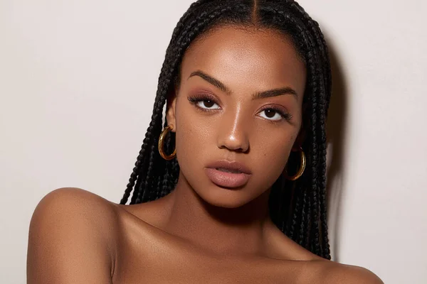 Retrato Una Atractiva Mujer Afroamericana Con Maquillaje Perfecto Pelo Coletas —  Fotos de Stock