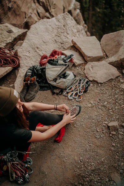 一个成年女性攀登者准备登顶的镜头 — 图库照片