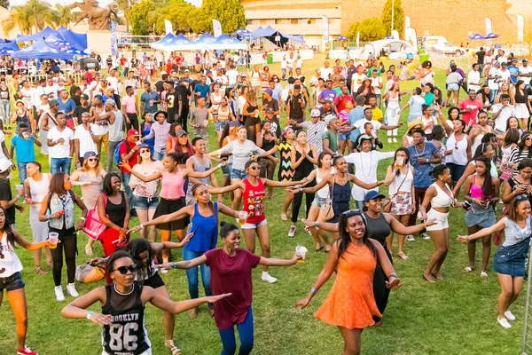 Een Groep Van Diverse Mensen Dansen Plezier Hebben Een Openlucht — Stockfoto