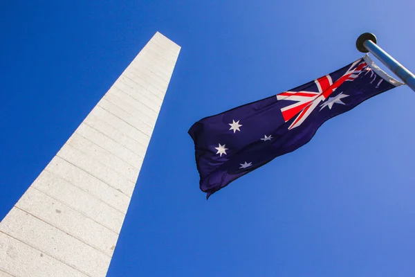 Australsk Flagg Med Statue Bakgrunnen – stockfoto