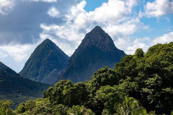 Eine Wunderschöne Landschaft Der Piton Berge Grünen — Stockfoto