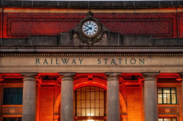 Frontansicht Einer Uhr Eingang Des Bahnhofs Mit Säulen — Stockfoto