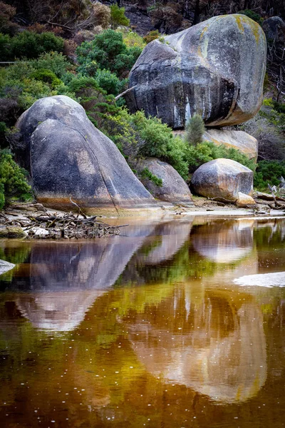 Disparo Vertical Del Río Tidal Reflejando Enormes Rocas Orilla Del —  Fotos de Stock