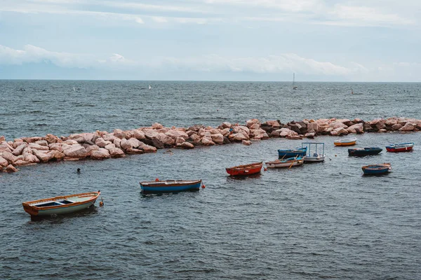 Красивый Вид Пляж Небольшие Лодки Голубым Облачным Небом — стоковое фото
