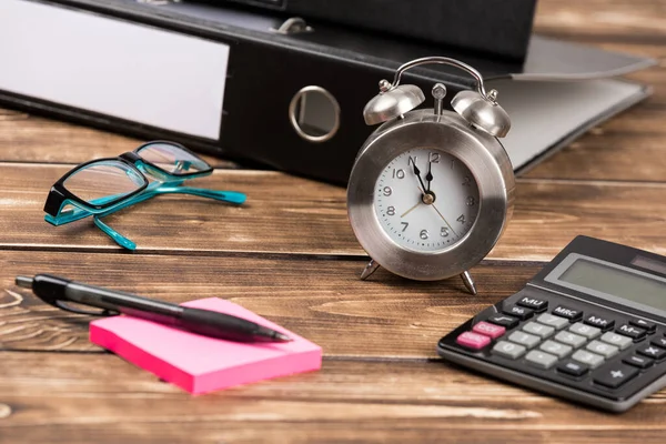 Escritorio Oficina Con Reloj Calculadora Gafas Carpetas — Foto de Stock