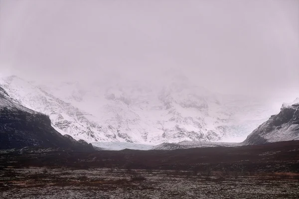 Fjärran Berg Täckta Snö Ömse Sidor Glaciär Södra Island — Stockfoto