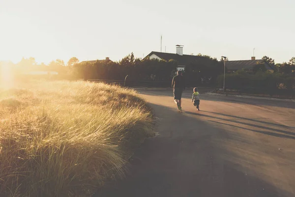 Красивый Снимок Человека Катающегося Скутере Ребенком Дороге Поле Закате Дании — стоковое фото