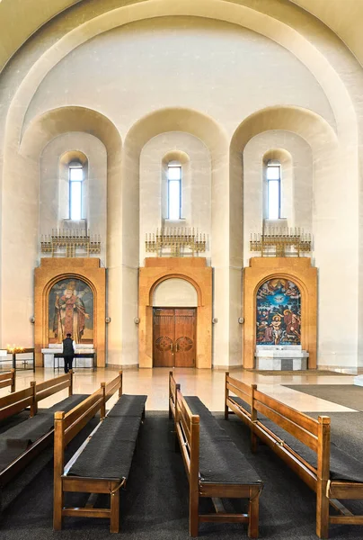 アルメニアの教会の空の席の内部の垂直ショット — ストック写真