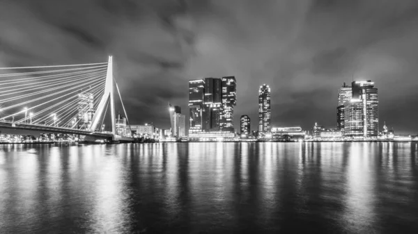 Låg Vinkel Skott Moderna Byggnader Nära Vatten Rotterdam Nederländerna — Stockfoto