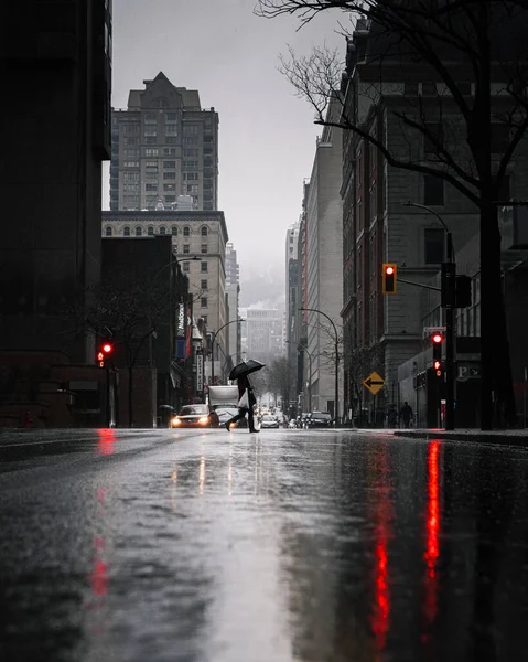 Függőleges Felvétel Egy Belvárosi Utcáról Egy Esős Napon Forgalommal Toronyházakkal — Stock Fotó