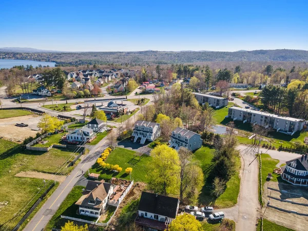 ニューハンプシャー州ノースフィールドの町の空中写真で 木々に囲まれた家 — ストック写真