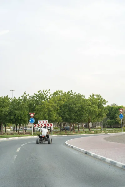 Homem Adulto Dirigindo Uma Motocicleta Uma Estrada Asfalto Com Árvores — Fotografia de Stock