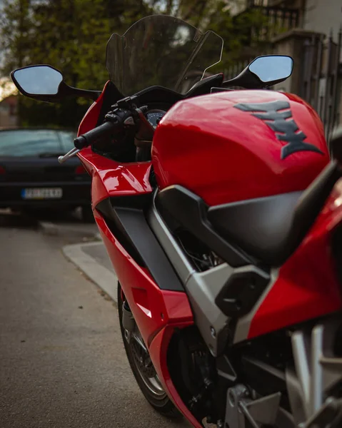 Вертикальный Снимок Современного Красного Мотоцикла Улице — стоковое фото