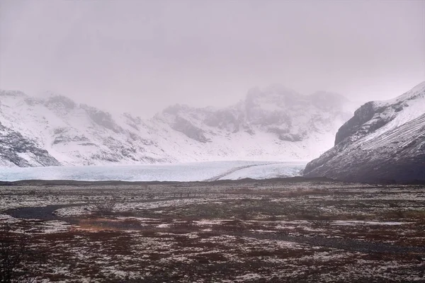 Distant Glacier Seen Flanked Snow Capped Mountains Southern Iceland — Stock Photo, Image