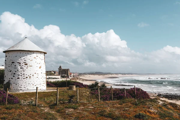 Een Prachtig Uitzicht Windmolens Een Heuvel Aan Zee Onder Blauwe — Stockfoto