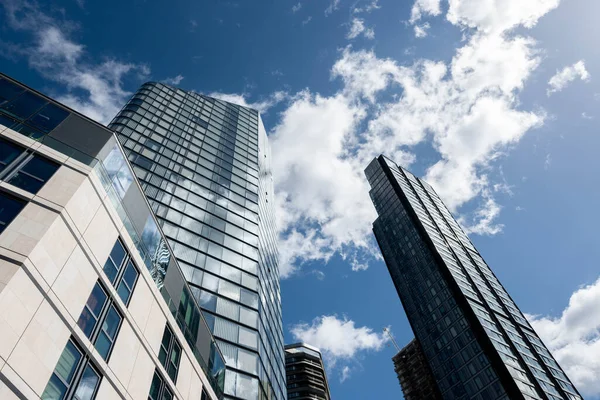 Eine Flache Aufnahme Der Außengestaltung Moderner Firmengebäude Und Wolkenkratzer — Stockfoto