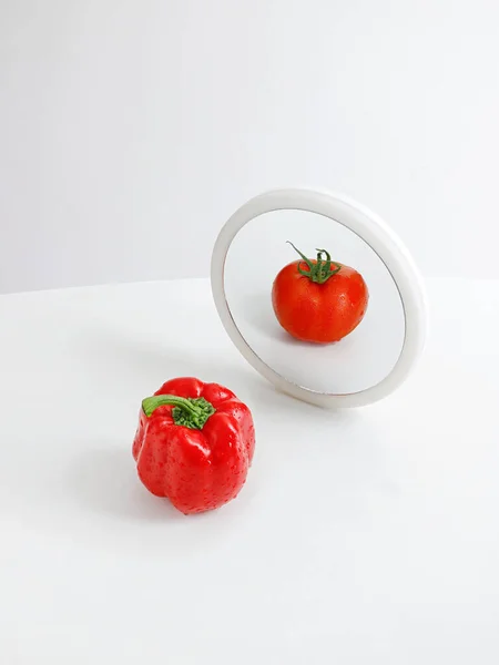 Pimenta Vermelha Com Reflexo Tomate Espelho — Fotografia de Stock