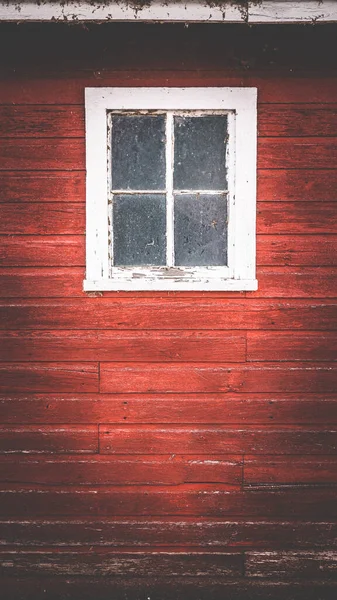 Plano Vertical Una Antigua Casa Madera Con Una Pequeña Ventana — Foto de Stock