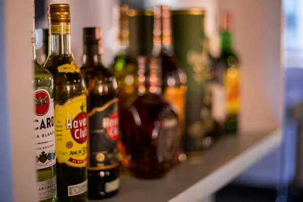 レストランバーの棚に異なるアルコールボトル — ストック写真