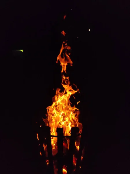 黑暗中篝火的垂直镜头 — 图库照片
