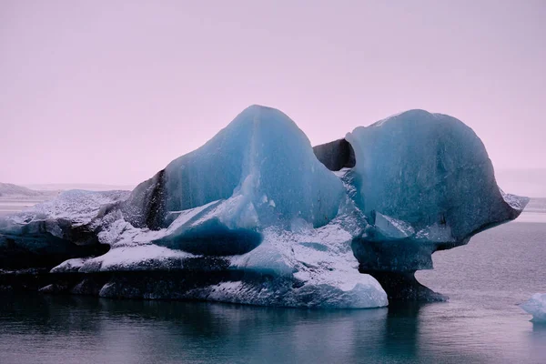 Μεγάλο Μπλε Παγόβουνο Μαύρες Ρίγες Επιπλέουν Παγόβουνο Παγετώνα Και Ροζ — Φωτογραφία Αρχείου