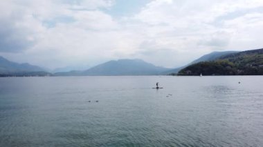 Birisi Franc 'taki Annecy Gölü' nde kürek çekiyor.