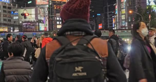 Primer Plano Personas Cruzando Calle Shibuya Por Noche Japón — Vídeo de stock