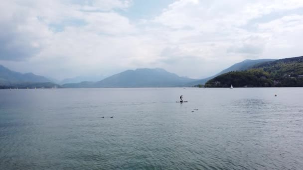 Seseorang Melakukan Dayung Danau Indah Annecy Franc — Stok Video