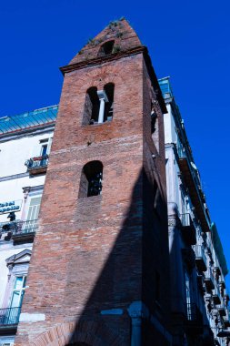 Saint Maria Kilisesi 'nin Ortaçağ çan kulesinden İtalya' nın Napoli bölgesindeki Pietrasanta 'ya dikey bir alçak açı çekimi.