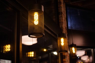 Kafenin içinde yanan lambalar