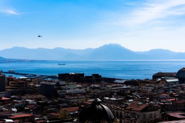 Napoli, İtalya 'daki su kenarındaki güzel binaların hava görüntüsü.