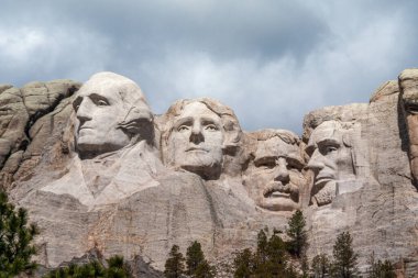 Rushmore Dağı Ulusal Anıtı, dağa oyulmuş dört Amerikan başkanının devasa bir heykeli.