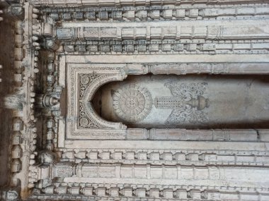 Aziz Peter Katedrali 'nin ön cephesinin dikey çekimi.