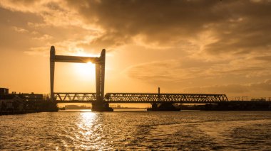 Hollanda, Dordrecht 'te suyun üzerinde inşa edilmiş bir köprünün alçak açılı çekimi.