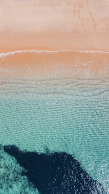 Deniz dalgalarının sahili yıkadığı güzel bir hava manzarası.