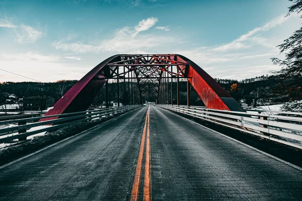 Piękny Widok Drogę Czerwonym Mostem Wiązanym Łukiem — Zdjęcie stockowe