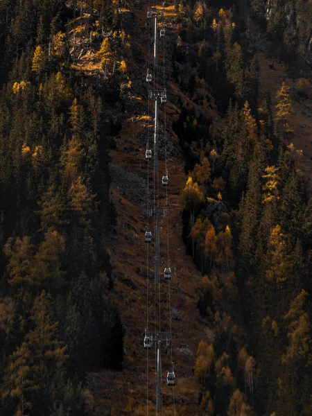 Eine Luftaufnahme Der Seilbahn Naturgebiet Hat Berge Die Mit Bäumen — Stockfoto