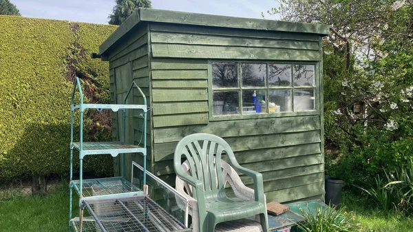 Bahçesinde Küçük Bir Pencere Olan Eski Yeşil Bir Ahşap Kulübe — Stok fotoğraf