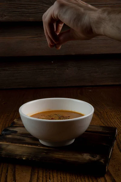 Ein Vertikaler Schuss Gelber Suppe Einer Weißen Schüssel Auf Einer — Stockfoto