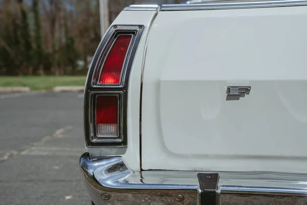 Een Close Shot Van Achterkant Van Een 1979 Witte Ford — Stockfoto
